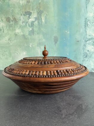 Rankų darbo medinis indas su dangčiu