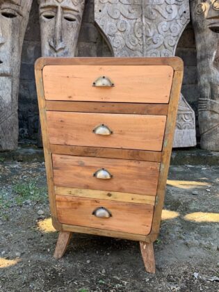 Sendinta Komoda su Stalčiais