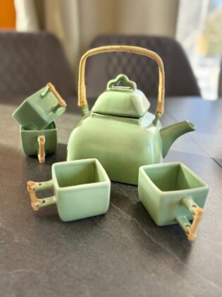 DAO arbatinukas su puodeliais